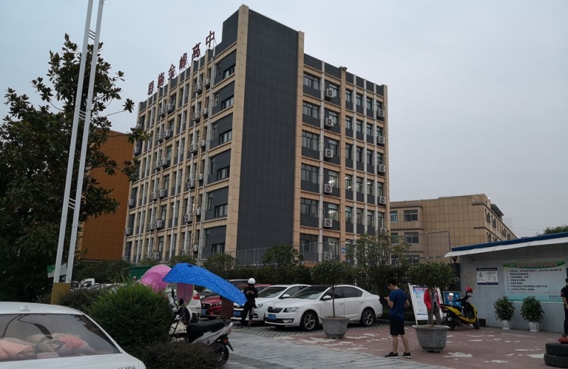 學(xué)校設(shè)安檢門不僅能幫學(xué)生戒手機(jī)癮，還能防止攜帶管制刀具